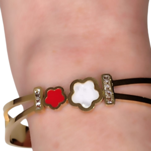 Brazalete Dorado con Trébol Blanco y Rojo