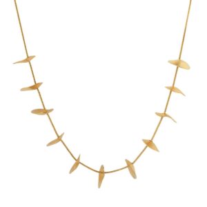 Collar dorado con pequeñas hojas engarzadas