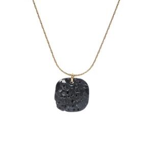 Collar con colgante de piedra volcanica