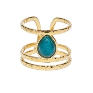 Anillo dorado con piedra apatita en forma de lagrima