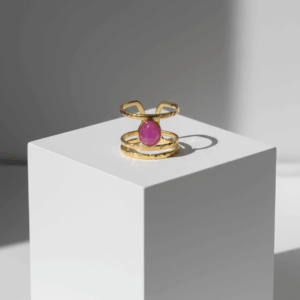 Anillo dorado con amatista en forma de lagrima