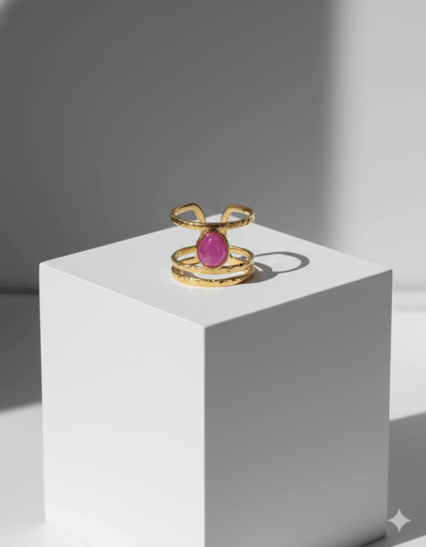 Anillo dorado con amatista en forma de lagrima