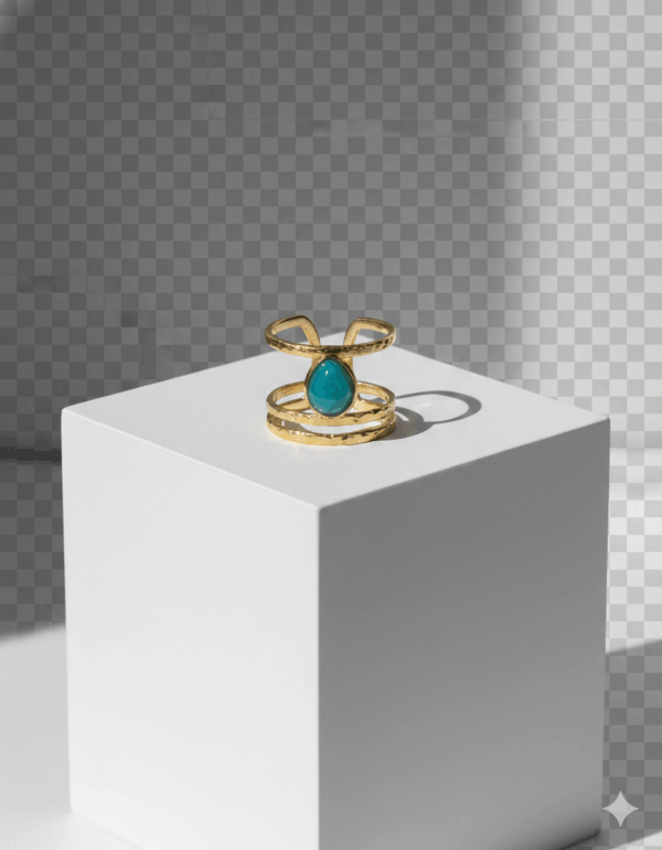 Anillo dorado con piedra apatita en forma de lagrima