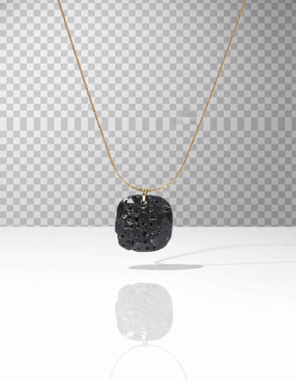 Collar con colgante de piedra volcanica