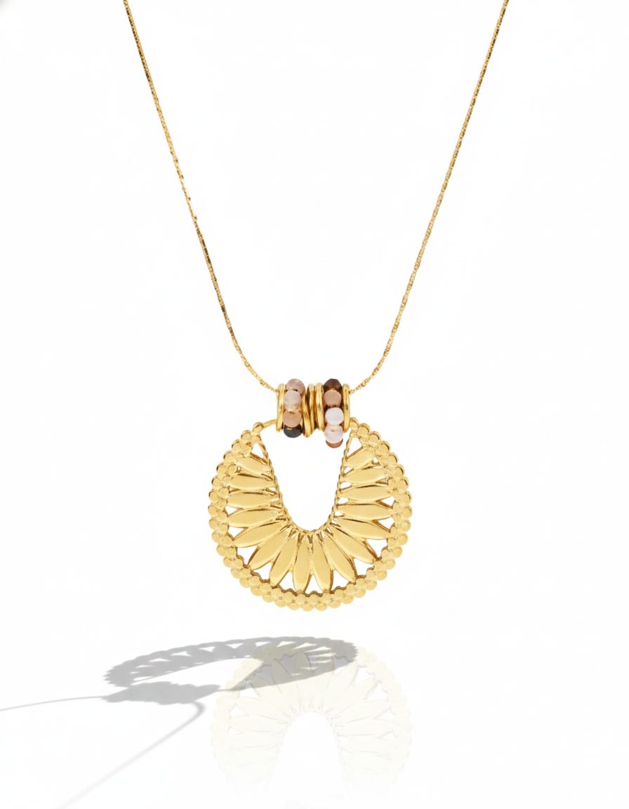 Collar con colgante en forma de abanico