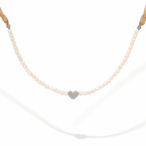Collar corazon plateado con perlas de rio
