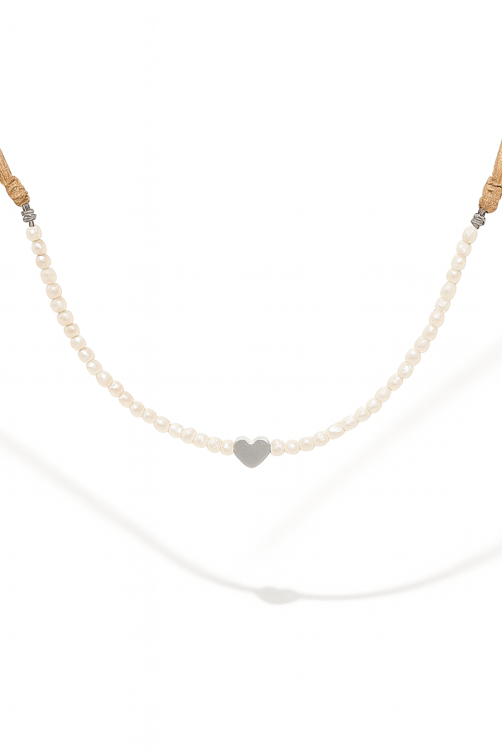 Collar corazon plateado con perlas de rio