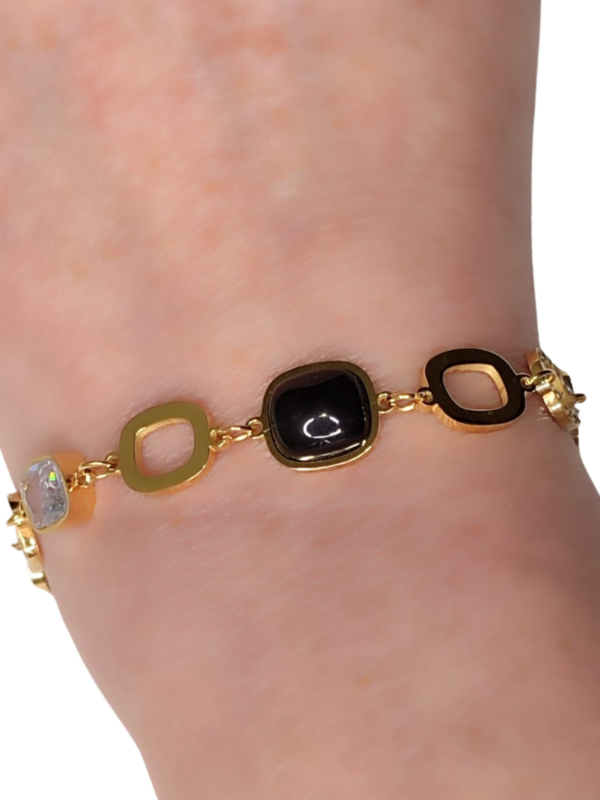 Pulsera dorada con piedra negra