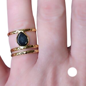 Anillo dorado piedra negra