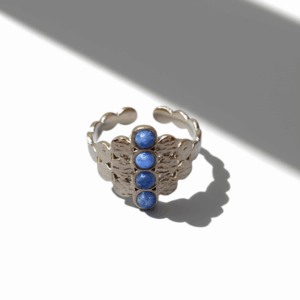 Anillo retro con sodalitas naturales