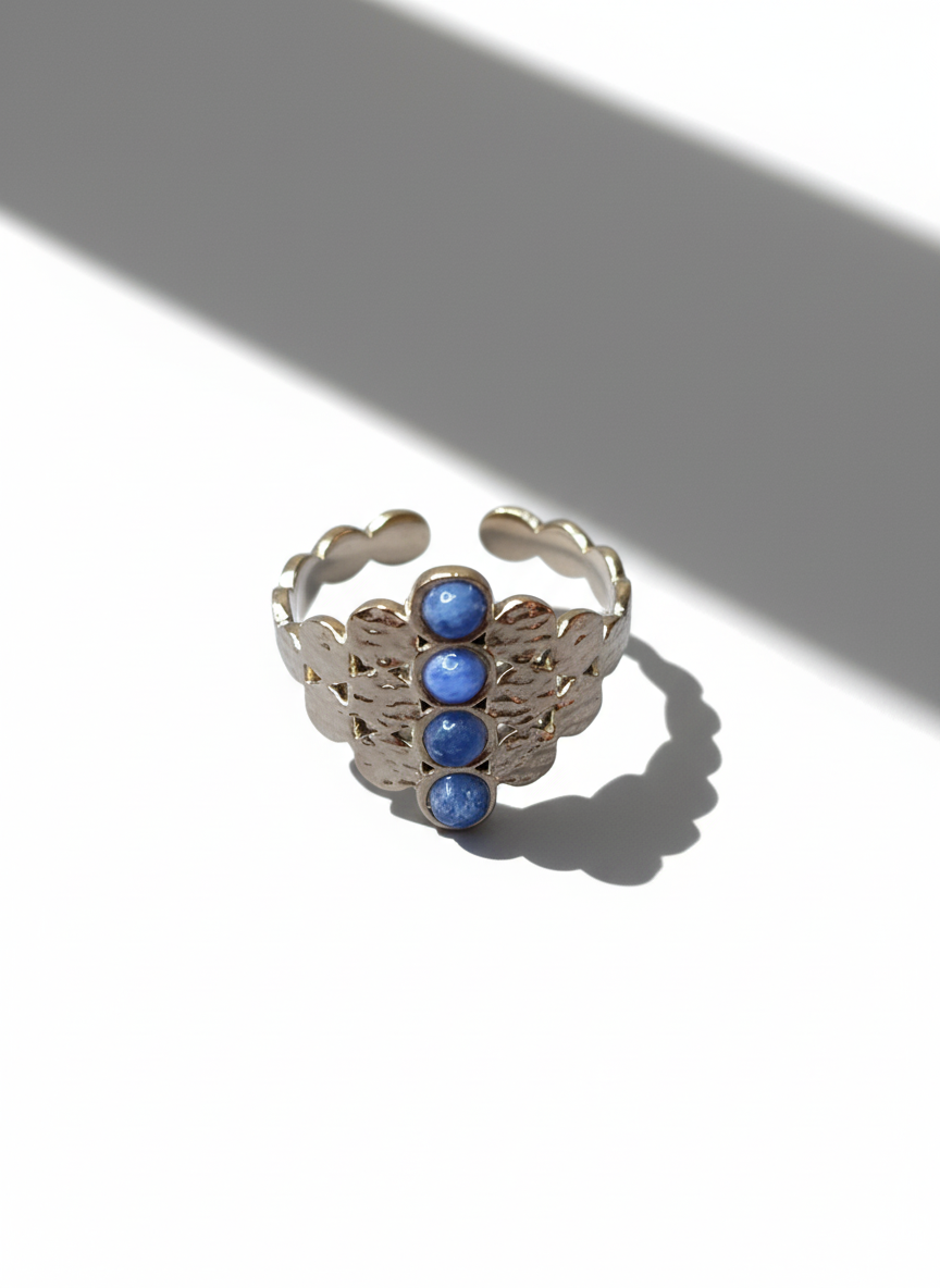 Anillo retro con sodalitas naturales