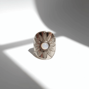 Anillo sol dorado con piedra sol natural