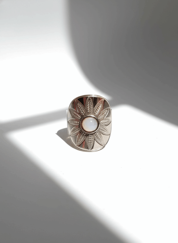 Anillo sol dorado con piedra sol natural