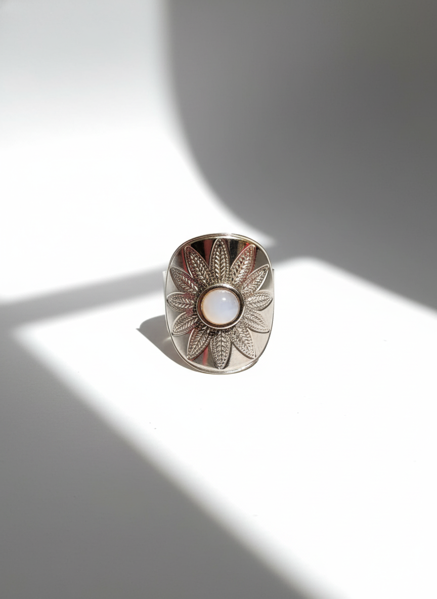 Anillo sol dorado con piedra sol natural