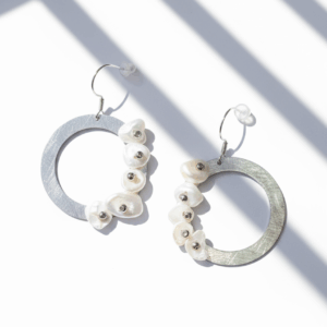 Pendientes de aro plateados con perlas de rio