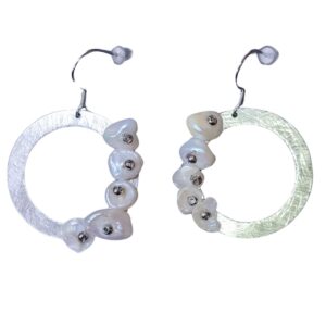 Pendientes de aro plateados con perlas de rio